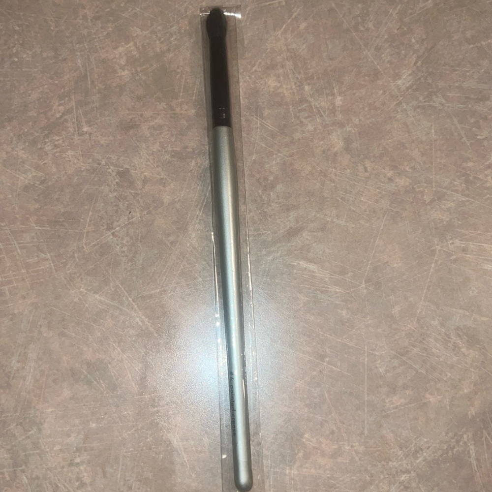 NIP- Pointed crease brush for eyeshadow